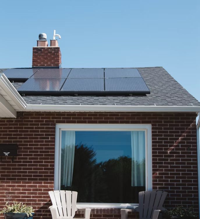 Saulės elektrinės ant namo stogo